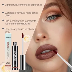 Primer plano del labial peeling tattoo Nude Brown con acabado mate impermeable y textura