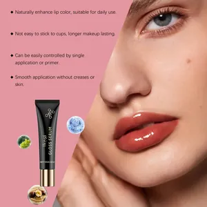 Nahaufnahme von HOYGI Gloss Serum auf den Lippen mit glänzendem, pflegendem Finish