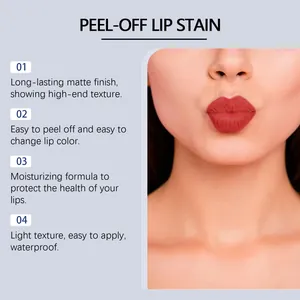Detail von mattem Peel-off-Lippenfleck mit langanhaltender feuchtigkeitsspendender Wirkung.