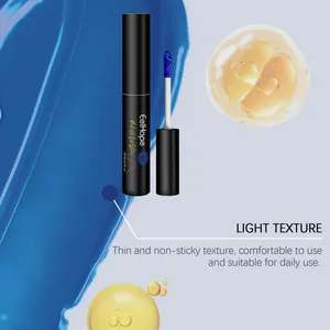 Makrodetail des blauen Peel-off-Lippenstifts mit leichter Textur und Applikatorstab