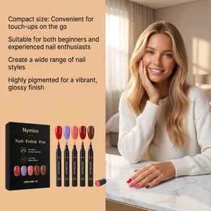 Nahaufnahme von Nymixa Nagellackstiften und Model mit farbenfroher Maniküre