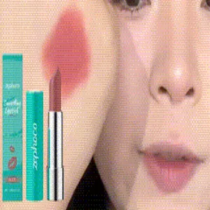 Λεπτομερής προβολή του ενυδατικού lip gloss Zephoro nude σε χείλη και μάγουλο