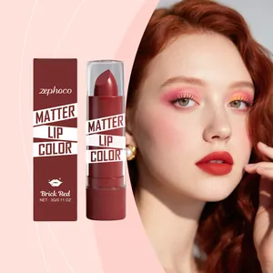 Detalle del lápiz labial mate Zephoco Brick Red que muestra el producto y el efecto de maquillaje