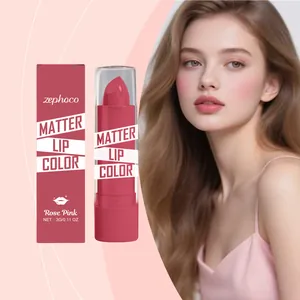 Detalle del lápiz labial hidratante Zephoco Rose Pink con el aspecto de la modelo