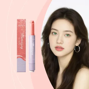 Premium feuchtigkeitsspendender Lipgloss in Orange-Pink mit Model-Anwendungsdetail