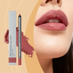 Detailansicht des kirschroten matten Lippenkonturenstifts mit Farbmuster und Lippenauftrag