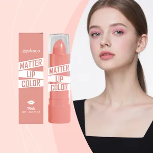 Vista detallada del lápiz labial rosa mate Zephoco con empaque y resultado en la modelo