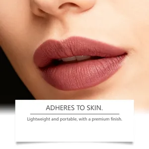 Detailaufnahme eines karmesinroten matten Lippenkonturenstifts mit weichem Finish