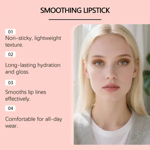 Λεπτομέρεια nude ενυδατικού lip gloss, ελαφριά και μη κολλώδης υφή στο μοντέλο