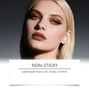 Primer plano de brillo de labios hidratante marrón claro aplicado en los labios del modelo