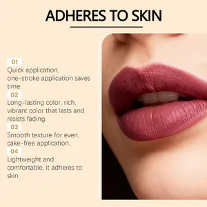 Makrodetail von mattem karmesinrotem Lippenstift mit glatter Textur und Pigmentierung