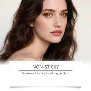 Modelo con labial rosa hidratante para un aspecto natural y cómodo durante todo el día.