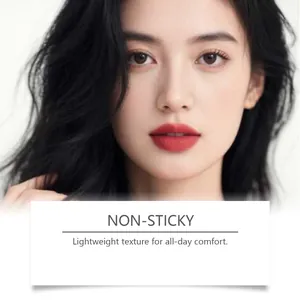 Primer plano detallado de la textura del brillo de labios rojo ladrillo en una modelo.