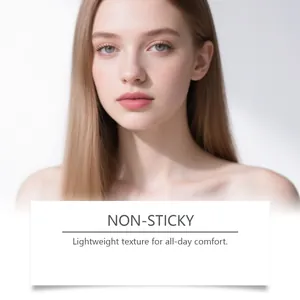 Primer plano de barra de labios rosa mate aterciopelada de textura ligera y no pegajosa.