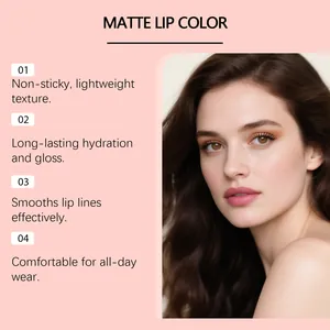Detalle profesional de color de labios mate rosa con fórmula hidratante en modelo femenina