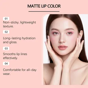Detalle de beneficios del labial mate rosa con modelo mostrando textura aterciopelada