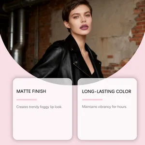 Detailansicht des matten rosafarbenen Lippenstifts zeigt mattes Finish und lange Haltbarkeit.