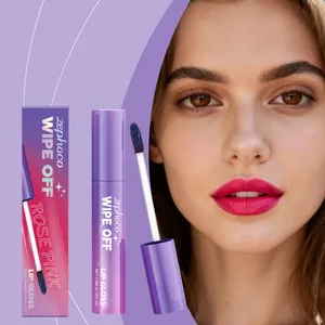 Dettaglio dell'applicazione del lucidalabbra Zephoco Rose Pink sulle labbra con confezione