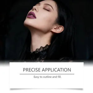 Nahaufnahme von mattem lila Lippenstift auf einem asiatischen Model für den Alltag