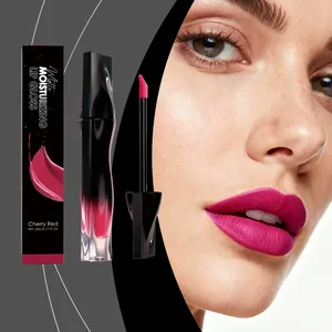 Matte hydraterende lipgloss in Cherry Red met een professionele lippen swatch test.