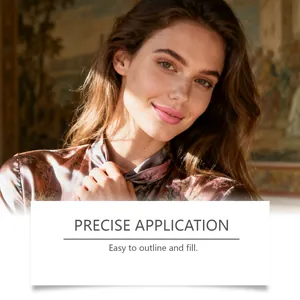 Nahaufnahme eines Models mit mattem, nude-pinkfarbenem Lippenkonturenstift für Präzision