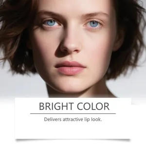 Dettaglio del lucidalabbra rosa velluto opaco peel-off per un look naturale e luminoso.