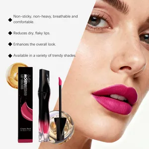 Detail van kersenrode matte hydraterende lipgloss op de lippen van een fotomodel