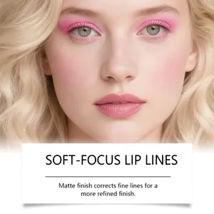 Macroweergave van matte roze lipglans op model met een soft-focus finish voor gladde lippen