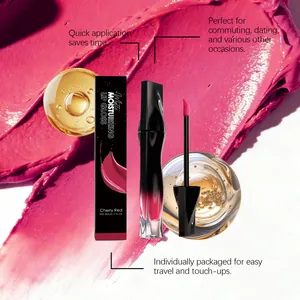 Detailopname van Zephoco matte hydraterende lipgloss met kersenrode textuurvegen.