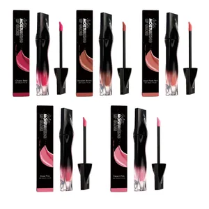 Vijf tinten matte hydraterende lipgloss met doosjes en applicators.