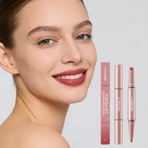 Detalle de aplicación de labial rojo mate en modelo junto al empaque del producto zephoco