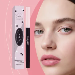 Detailaufnahme des Zephoco Rose Pink matten Lippenkonturenstifts und Make-up-Effekts.
