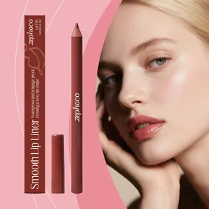 Langanhaltender wasserfester Lippenkonturenstift in Latte mit Verpackung und Model