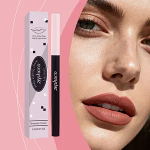 Detailansicht des Zephoco Lipliners in Orange-Braun mit Lippen-Makeup-Modell-Effekt