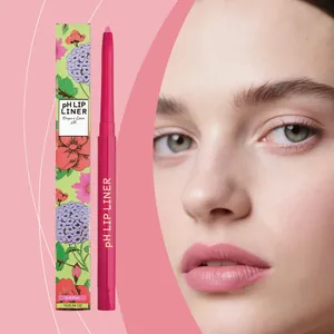 Detailansicht des Soft Pink Lippenkonturenstifts und der Blumenverpackung mit Modell-Effekt