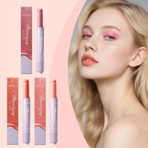 Detailansicht der Zephoco Lipgloss-Varianten mit Modell für ein lebendiges Farbergebnis
