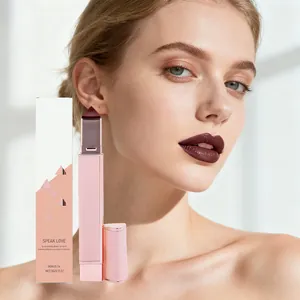 Balsamo labbra marrone castagna lucido su modella con astuccio in oro rosa