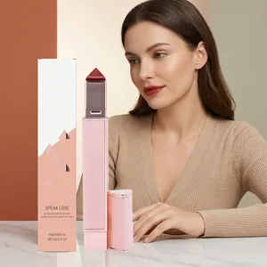 Dettaglio del balsamo labbra rimpolpante Visionary 04 in elegante custodia in pelle rosa.