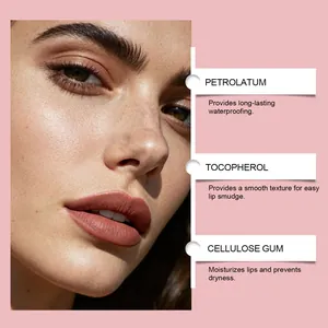 Vista detallada del maquillaje de labios mate con beneficios de ingredientes hidratantes.