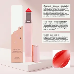 Dettaglio del balsamo labbra rosso volumizzante con ingredienti e texture