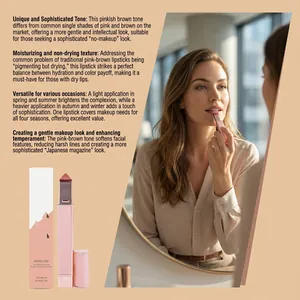 Rossetto idratante marrone rosato Truthful 03 applicato da modella allo specchio