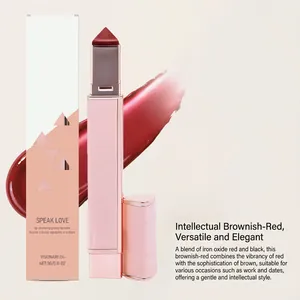 Dettaglio del balsamo labbra rosso brunastro con elegante confezione in pelle rosa.