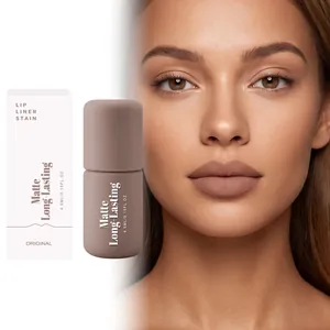 Detailansicht des matten Nude-Lippenkonturenstifts auf Lippen mit Produktverpackung