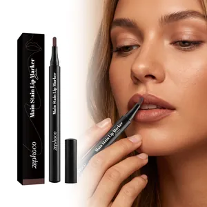 Detailansicht des matten Cocoa-Lippenmarkers für präzise Lippenkonturen beim Auftragen.