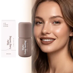 Detailaufnahme des matten braunen Lippenstifts mit Model-Anwendung.