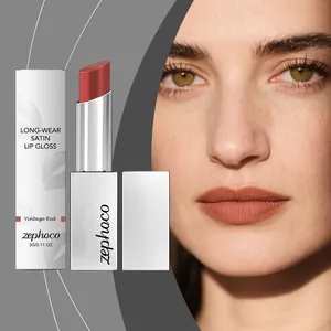 Detaillierte Darstellung von zephoco Satin Lip Gloss in Vintage Red auf den Lippen