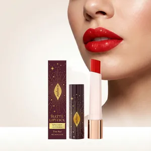 Detailansicht des Zephoco True Red matten Lippenstifts mit Verpackung und Lippenanwendung