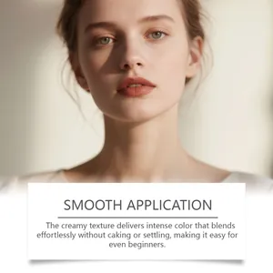 Nahaufnahme eines Models mit ziegelrotem Lipglaze und Textdetails zur Anwendung.