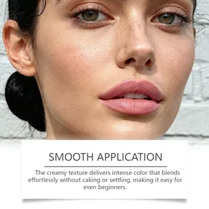 Gedetailleerde close-up van romige matte lippenstift op een model met natuurlijke sproeten.