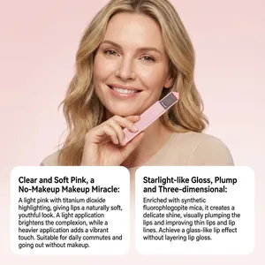 Modella con balsamo labbra rosa tenue per un effetto volumizzante e lucido